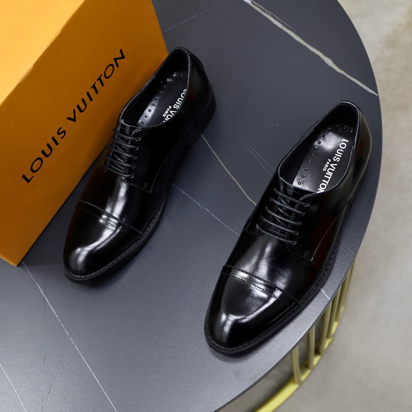 Ex-factory price: 500💰🙅‍♂️🙅‍♂️🙅‍♂️ Brand: LV Louis Vuitton Standard code: Men's size 38-44 (45 can be customized) Grade: Same style as the official website Original order quality Material: Original cowhide surface Comfortable cowhide lining Original outsole Style category: Men's fashionable casual leather shoes Distinguished big-name luxury elements Top luxury Color: actual picture color